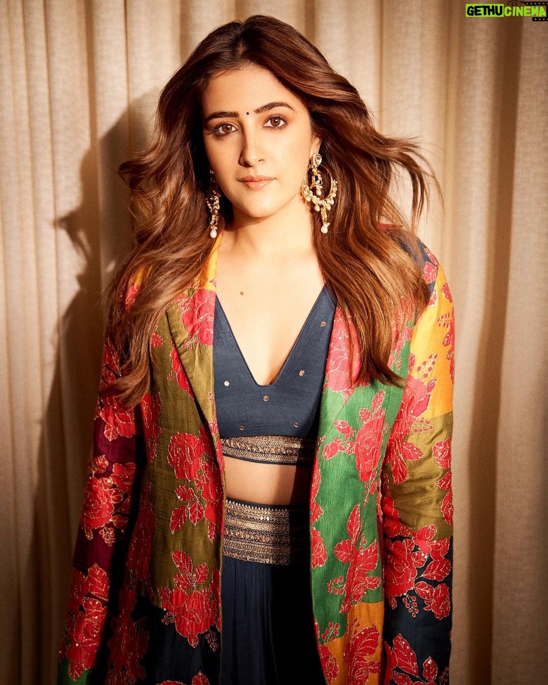 Nupur Sanon Instagram - Hiπππ§‘ππ€β₯οΈπ β’ Outfit- @tussah_siddhishah Jewellery- @vasundharajewelry @silverstreakstore Styled by - @sukritigrover Styling Team- @vanigupta.23 @bitofbash @harshitadaga01 HMU- @makeupbydevanshii πΈ- @pixel.exposures