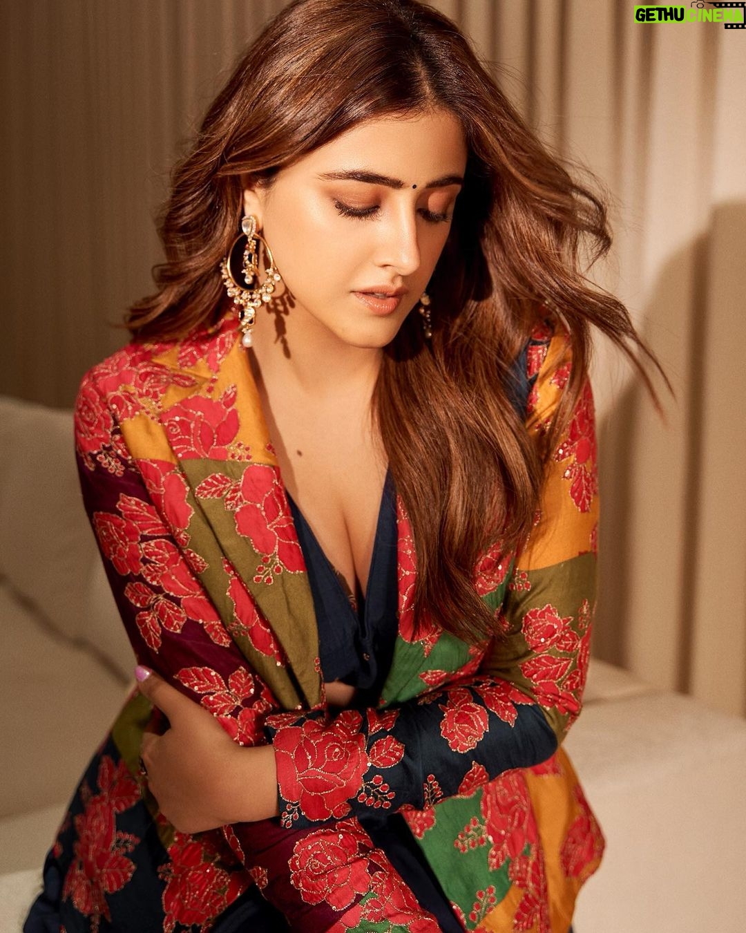 Nupur Sanon Instagram - Hiπππ§‘ππ€β₯οΈπ β’ Outfit- @tussah_siddhishah Jewellery- @vasundharajewelry @silverstreakstore Styled by - @sukritigrover Styling Team- @vanigupta.23 @bitofbash @harshitadaga01 HMU- @makeupbydevanshii πΈ- @pixel.exposures