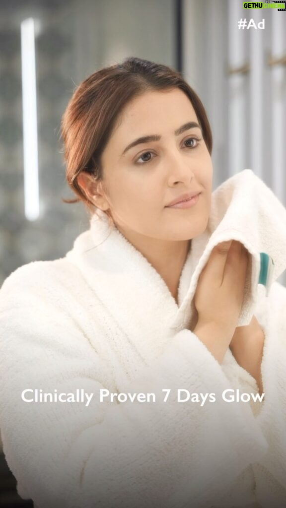 Nupur Sanon Instagram - Trust me guys, this is the ultimate prep to achieve that effortless glow this wedding season! 🌝 Take the 7 days glow challenge with @pearsindiaofficial and get the #NoMakeupGlow with the goodness of glycerine.☺ #AD #Pears #PearsIndia #GotMeGlowing #GlowingSkin #7daystoglow #Wedding #WeddingSeason