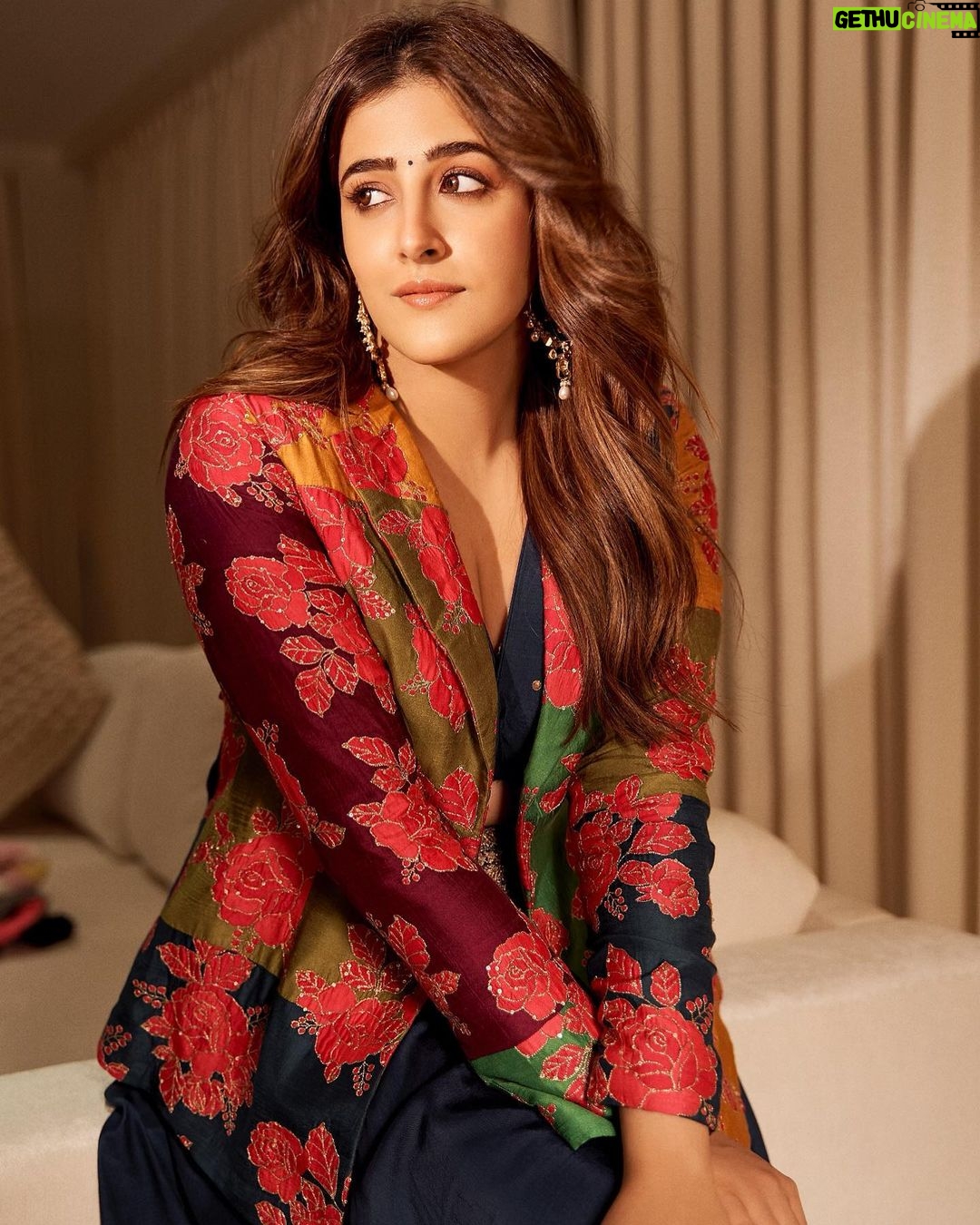 Nupur Sanon Instagram - Hiπππ§‘ππ€β₯οΈπ β’ Outfit- @tussah_siddhishah Jewellery- @vasundharajewelry @silverstreakstore Styled by - @sukritigrover Styling Team- @vanigupta.23 @bitofbash @harshitadaga01 HMU- @makeupbydevanshii πΈ- @pixel.exposures