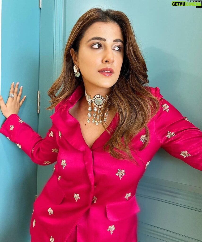 Nupur Sanon Instagram - Let’s end this year with the brightest colours! #PopPink • Outfit- @eshaarora.in Jewellery- @maejewellery @vasundharajewelry Styled by @sukritigrover Assisted by @vanigupta.23