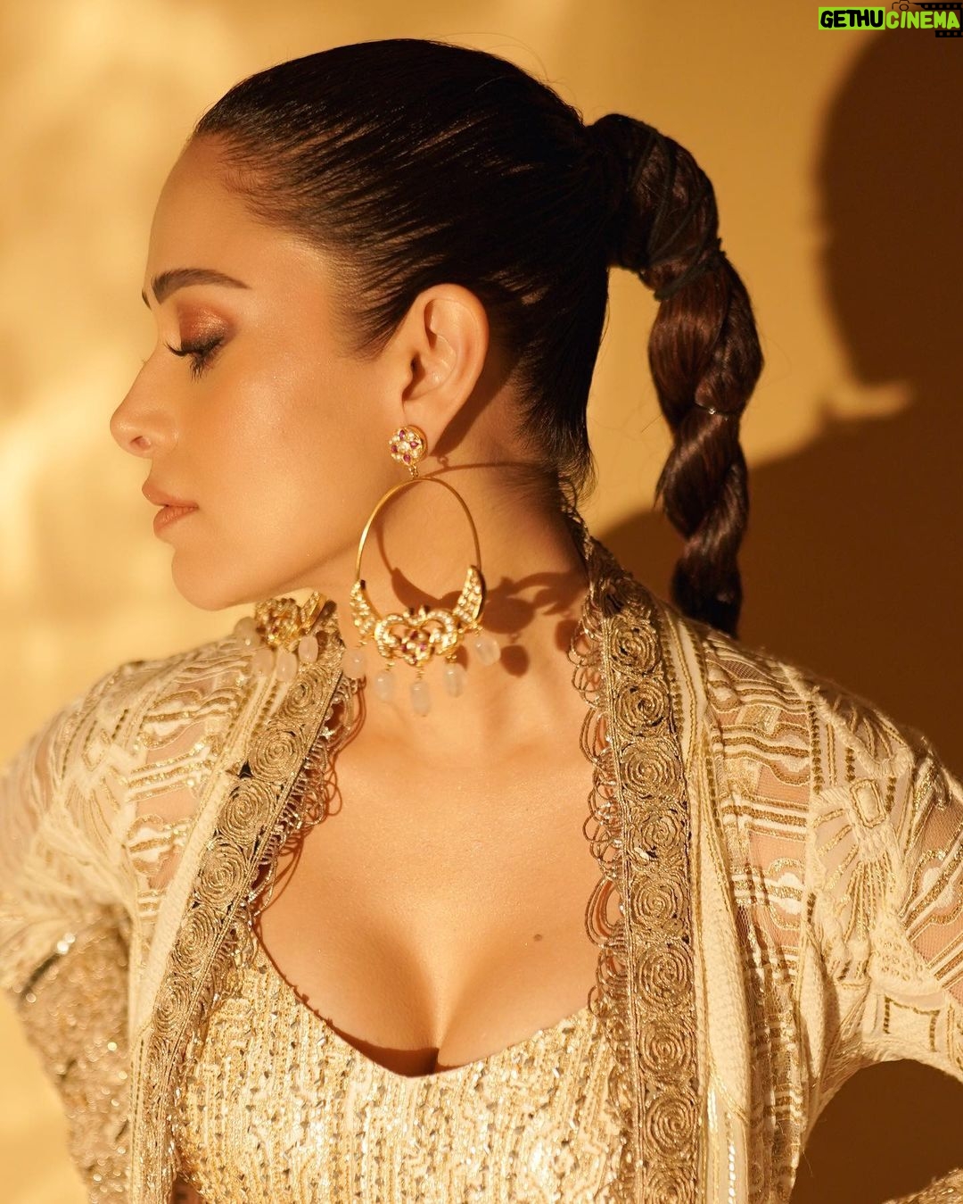 Nushrratt Bharuccha Instagram - The Golden Hour is here!! ✨✨ It’s MM’s Diwali night!! Outfit @manishmalhotraworld HMU @vardannayak @cheemabaljit2 Styled by @nidhijeswani Earrings @uncut_byaditiamin Ring @shoppaksha 📸 @miteshsphotography