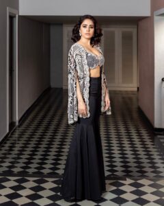 Nushrratt Bharuccha Instagram - Checked all the boxes ☑️ Outfit: @kamaalicouture Jewellery: @goldenwindow Styled by : @samidha.wangnoo Style team : @gaurii77 @mayzaideh_khalid Glam team : @simua_996 @cheemabaljit2 Photographer: @rushstudioz