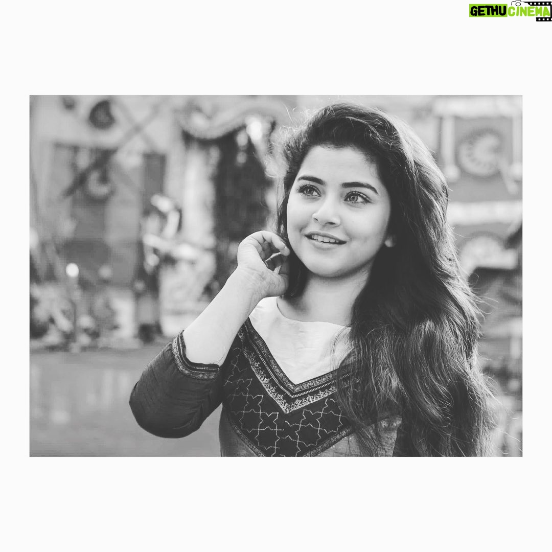 Oindrila Saha Instagram - আমি দূর হতে তোমারেই দেখেছি👀 আর মুগ্ধ হয়ে চোখে চেয়ে থেকেছি 🤩