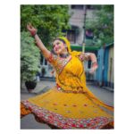 Oindrila Saha Instagram – Kudi nu nachne de🌻
📸 @soumitrishaofficial ❤️
.
.
.
.
.
.
#happysunday #rajarani #disguise #nipa#mithai#zeebangla