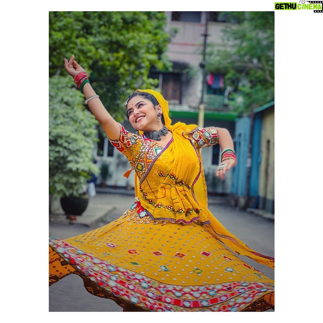 Oindrila Saha Instagram - Kudi nu nachne de🌻 📸 @soumitrishaofficial ❤️ . . . . . . #happysunday #rajarani #disguise #nipa#mithai#zeebangla
