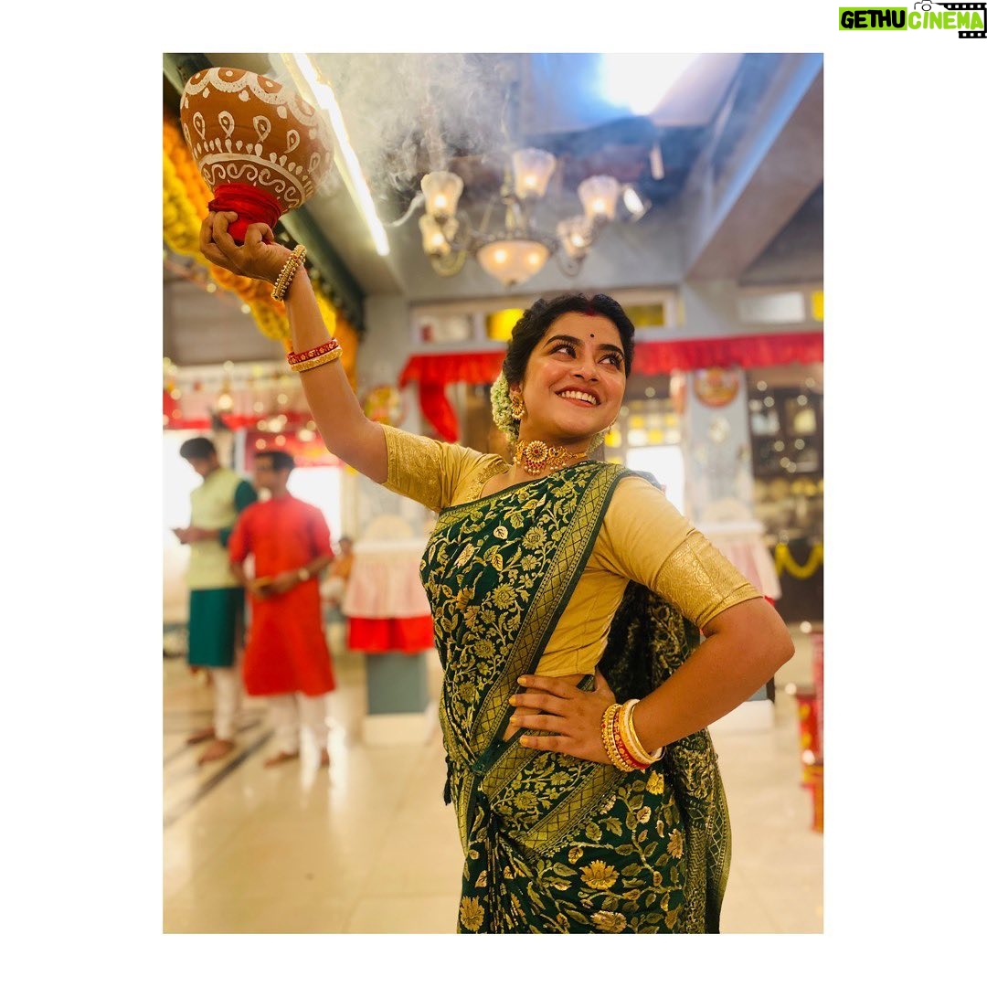 Oindrila Saha Instagram - দশমী মানেই ধুনছি নাচ ।অপেক্ষার আরও এক বছর | আসছে বছর অবার হবে …..শুভ বিজয়া ❤️ আবার এসো মা🙏🏻🙏🏻🙏🏻 . . . . . . #mithai#mithaimemories#nipa#nostalgia#goodmemories❤️