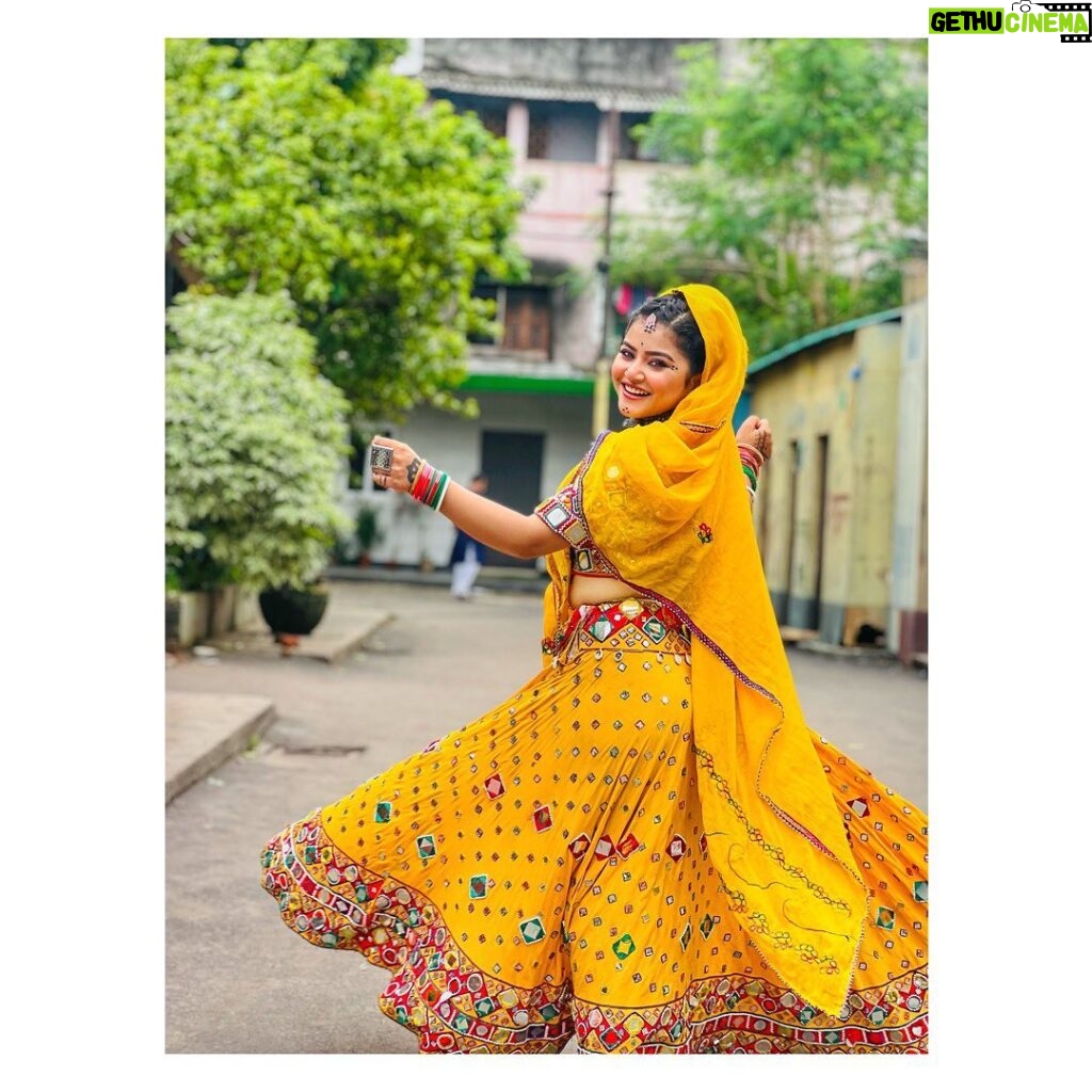 Oindrila Saha Instagram - Kudi nu nachne de🌻 📸 @soumitrishaofficial ❤️ . . . . . . #happysunday #rajarani #disguise #nipa#mithai#zeebangla