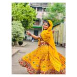 Oindrila Saha Instagram – Kudi nu nachne de🌻
📸 @soumitrishaofficial ❤️
.
.
.
.
.
.
#happysunday #rajarani #disguise #nipa#mithai#zeebangla