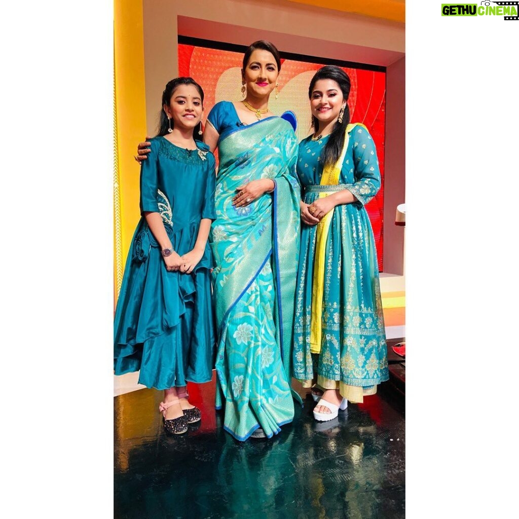 Oindrila Saha Instagram - Aj amra aschi thik bikel 5 tay didi no 1 a ...sudhu matro @zeebanglaofficial . . . . Thank you @oindrila_universe for this beautiful dress ❤️ #zeebangla#didino1 #sreenipa#mithai#sisters#sisterlove❤️