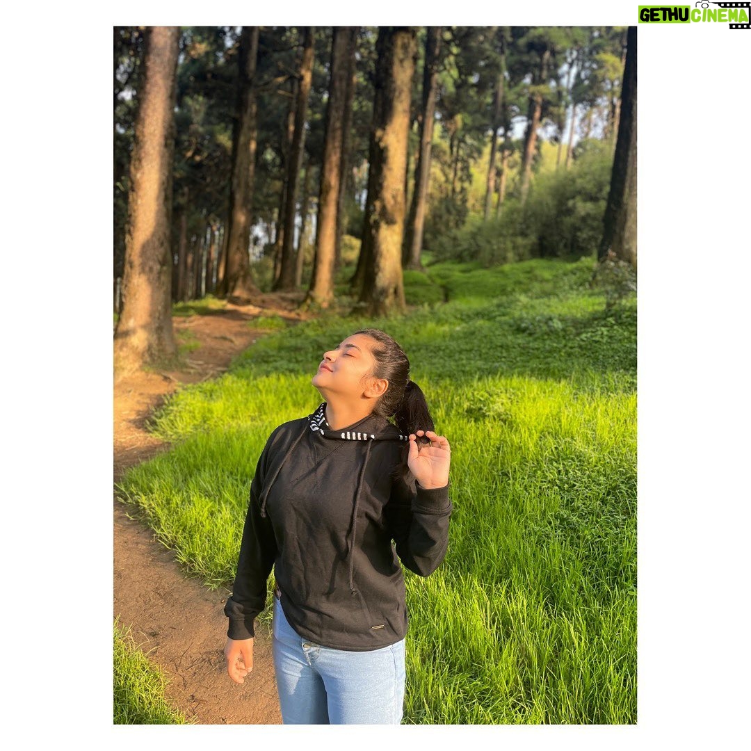 Oindrila Saha Instagram - Sochu Main Tham Jaaye Pal Yeh Paas Mere Jab Ho Tum ……⛰️⛰️☀️☀️🌄❤️❤️