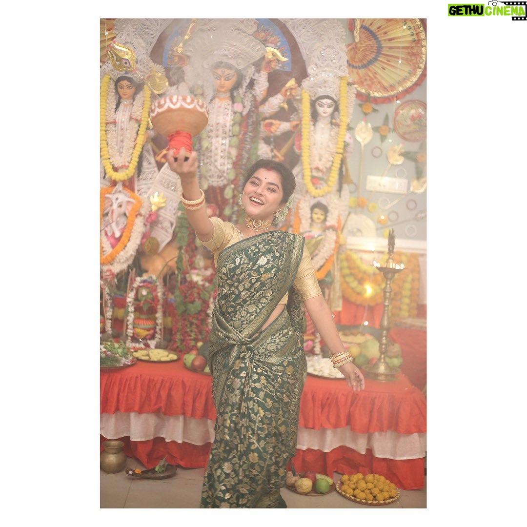 Oindrila Saha Instagram - দশমী মানেই ধুনছি নাচ ।অপেক্ষার আরও এক বছর | আসছে বছর অবার হবে …..শুভ বিজয়া ❤️ আবার এসো মা🙏🏻🙏🏻🙏🏻 . . . . . . #mithai#mithaimemories#nipa#nostalgia#goodmemories❤️