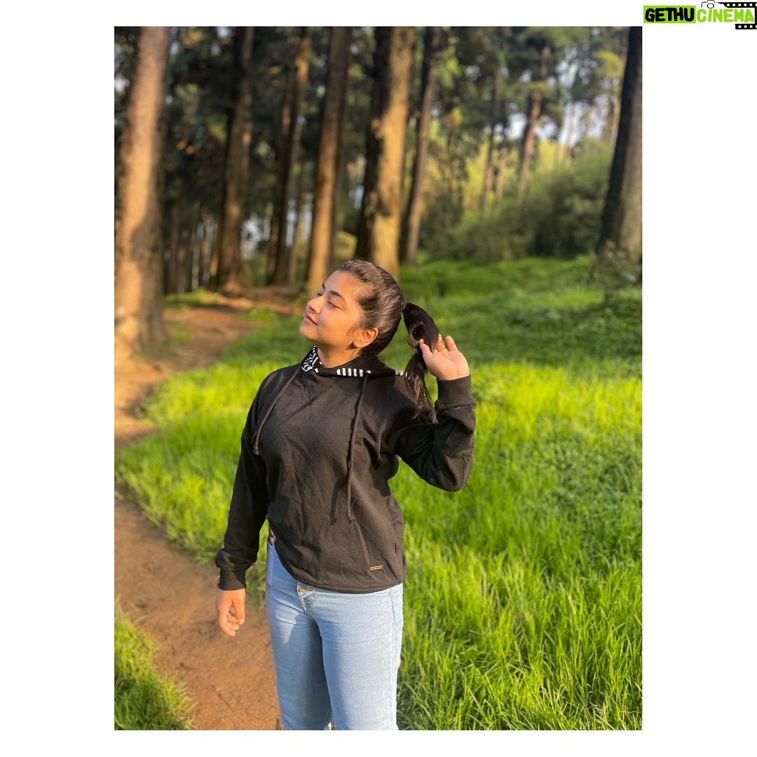 Oindrila Saha Instagram - Sochu Main Tham Jaaye Pal Yeh Paas Mere Jab Ho Tum ……⛰️⛰️☀️☀️🌄❤️❤️