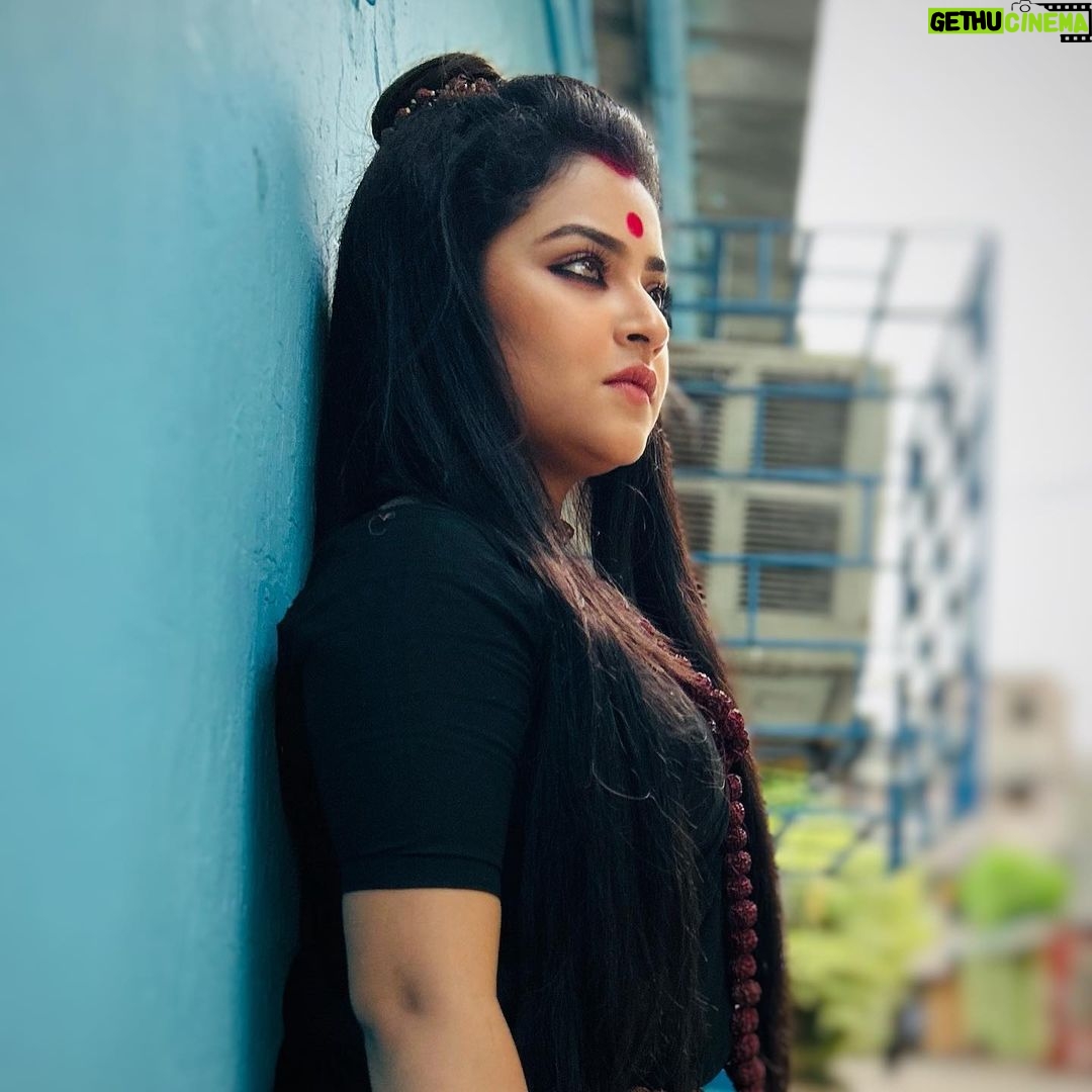 Oindrila Saha Instagram - Wohi shoonya hai wohi ikaai🙏🏻 Jiske bheetar basta Shiva hai🔱 . . . . . . 📸 @dhrubo.s