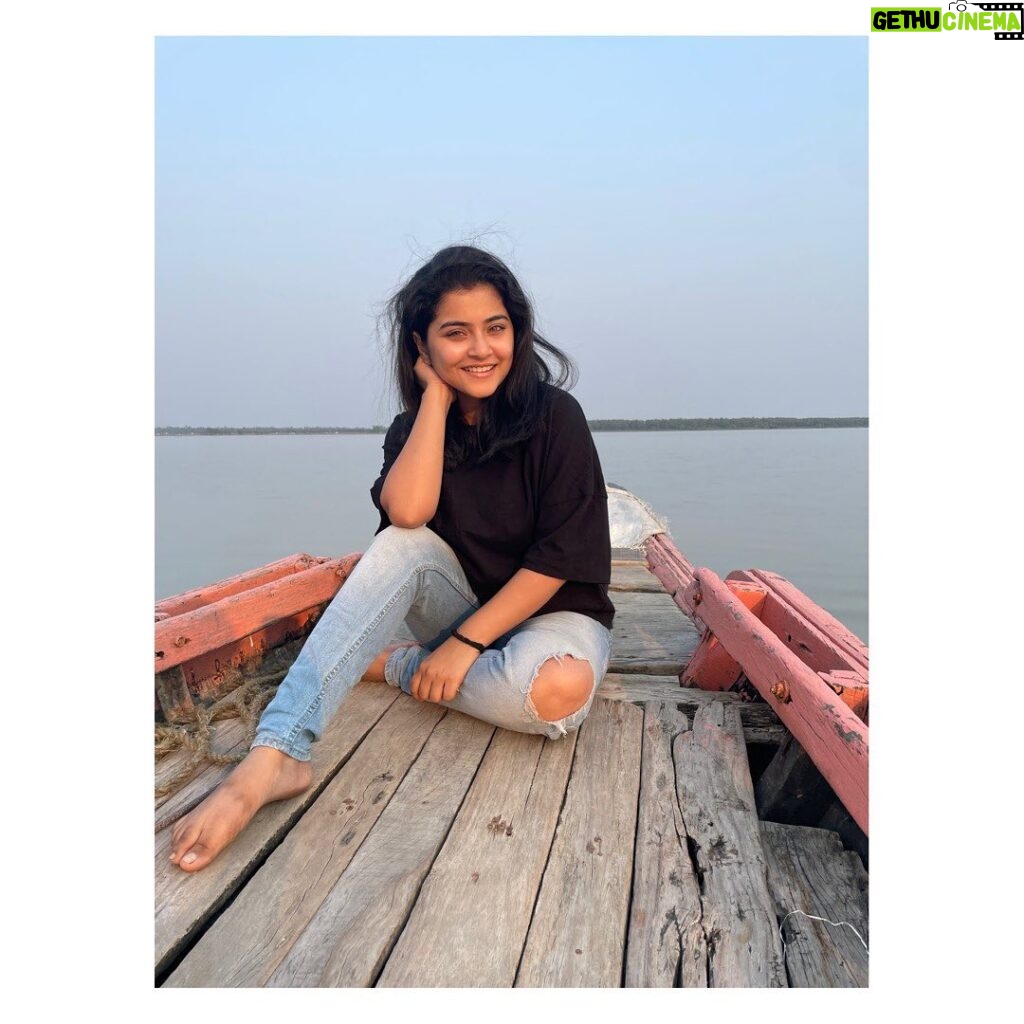 Oindrila Saha Instagram - Nadiya kinare herai aayi kangna.. Taki Ichhamati Riverside. (India - Bangladesh Border)