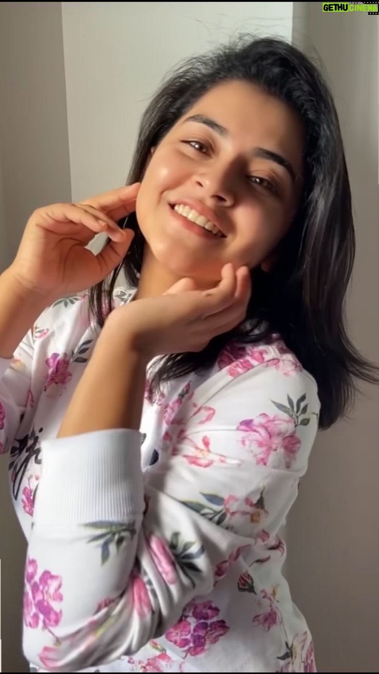 Oindrila Saha Instagram - The most awaited brand, St.Ives, is finally here with there Watermelon Hydrating Face wash & Blackhead Clearing 3 in 1 Face Scrub to sort my skincare regime! It is infused with Hyaluronic acid & 100% Natural Watermelon Extracts which keeps a healthy skin barrier & replenishes my skin with essential nutrients. St.Ives scrubs away blackheads & impurities and provides me with natural care! #CleanseScrubGlow #PourOutThePores