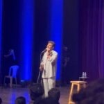 Onima Kashyap Instagram - What an amazing show it was ! Wished I could have seen it with mom but any which ways Loved every bit of it and the shayari in the end was 🌺🌺 @zakirkhan_208 #deepshayari #standup #zakirkhan #zakirkhanpoetry