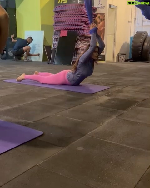 Onima Kashyap Instagram - Just hanging around 🧘‍♀️ #aerial #yoga #aerial-yoga #workout #yogainspiration @thefundamentalsofsports_mumbai