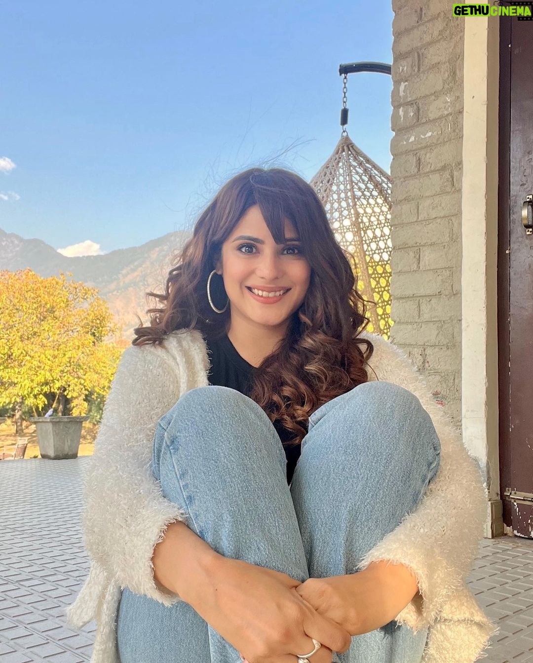Onima Kashyap Instagram - Kashmir ki kali 😄.. ⛰ #kashmir ##hills #nature #ganderbal