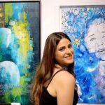Onima Kashyap Instagram - A dream come true for me as an artist.. seeing my own painting on display 😊. Come with me ! Let me show you some glimpse of the art exibition that happened in Jahangir Art gallery hosted by @paintedrhythm_artgallery. @onima_creations #jahangirartgallery #art #collaba #canvas #canvaspainting #canvasart #painting