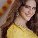 Onima Kashyap Instagram - With Durga Pujo here✨, I amped up my look with a hair makeover all by myself💁🏻! and when my friends and family saw my look their reactions were crazy🤯....check it out! Ps:- Special thanks to Garnier’s Virtual Try-On Tool for helping me find the perfect shade for myself✅ Hair colour courtesy: @garnierindia Shade: 5.32 Caramel Brown #collab #ColorfulReactions #getreadywithgarnier