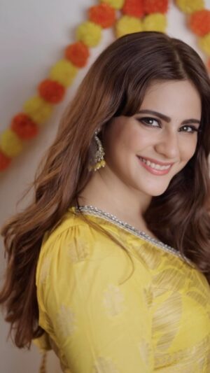 Onima Kashyap Instagram - With Durga Pujo here✨, I amped up my look with a hair makeover all by myself💁🏻! and when my friends and family saw my look their reactions were crazy🤯....check it out!

Ps:- Special thanks to Garnier’s Virtual Try-On Tool for helping me find the perfect shade for myself✅

Hair colour courtesy: @garnierindia
Shade: 5.32 Caramel Brown

 #collab #ColorfulReactions #getreadywithgarnier