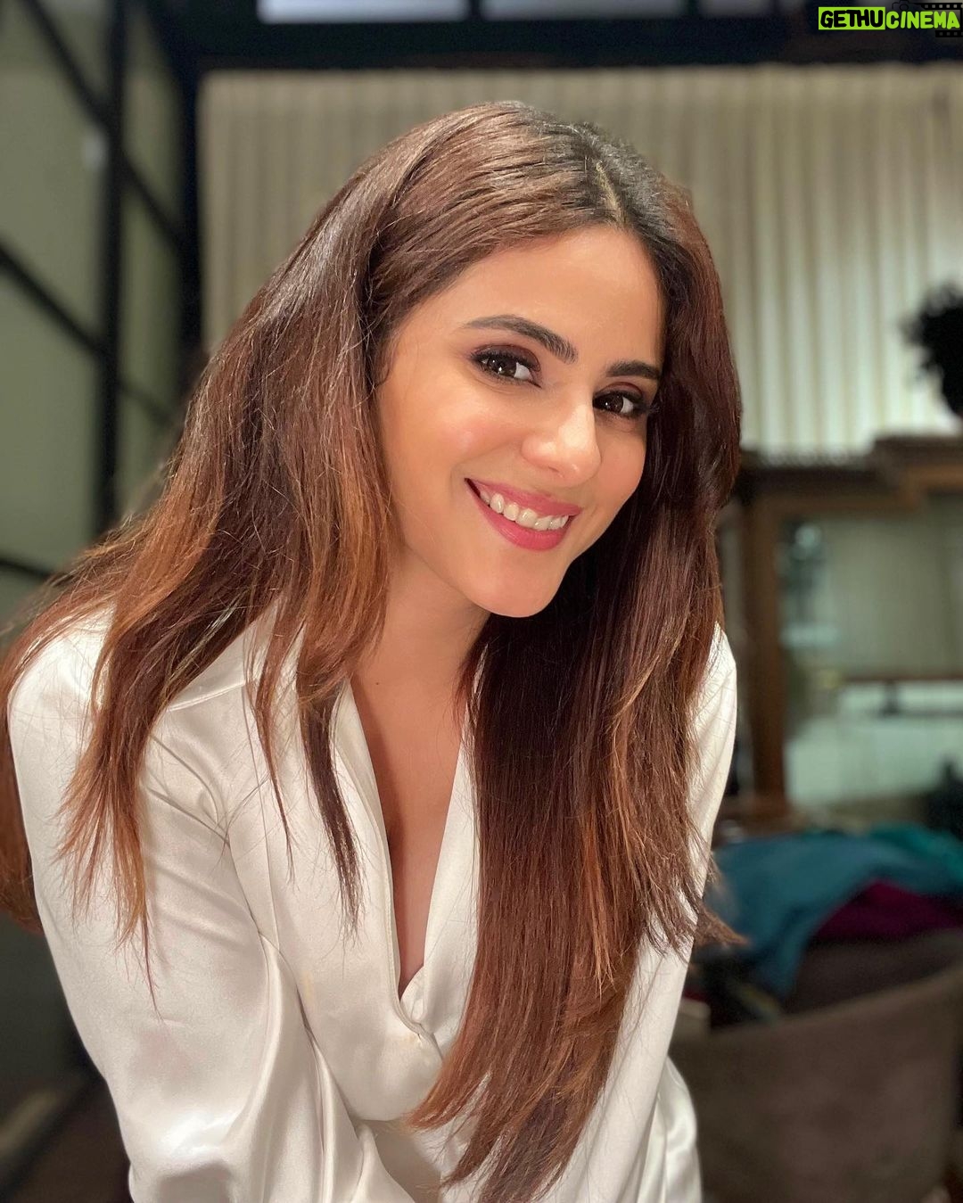Onima Kashyap Instagram - I am a silk field of vulnerability 🌷 #instamood #instawhite #formaloutfit #silkpress