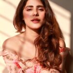 Onima Kashyap Instagram - I was made for sunny days 🥀 Pc @shyam.muralimohan97 #instamood #rosey #portraits #phoyography #sunnydays #sunkissed #instapic