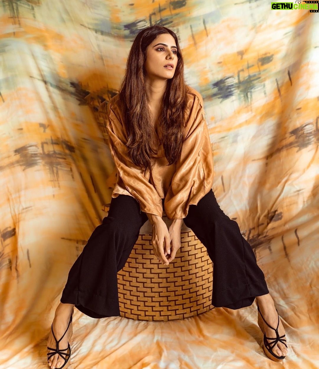 Onima Kashyap Instagram - Styled by: @styleitupbyaashna Shot by: @nikhil.p.sawant Outfit: @trenbee_ Earrings: @fashionjewellery_21 HMU: @amuthevar @shribhalerao @richcreates27 @beautylanebysejalbajaj #photography #beige #gold #instagood #instapic