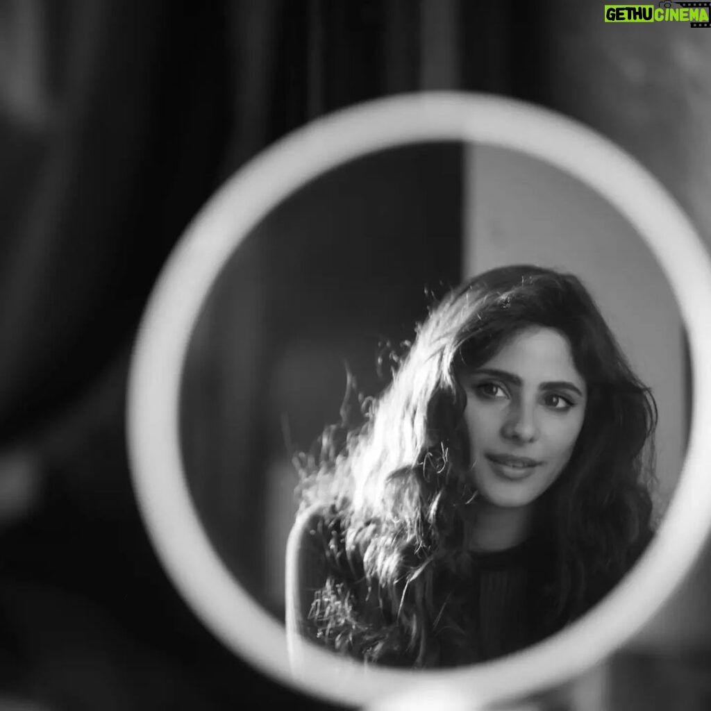 Onima Kashyap Instagram - Life is like a mirror. Smile at it and it smiles back at you 😊 #monochromatic #monochromephotography #mirrormirror #mirrormirroronthewall #photooftheday #instablackandwhite