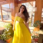 Onima Kashyap Instagram - Sunshine and yellow vibes.. #manali #hills #mountainlovers #mountainlife #naturebeauty😍