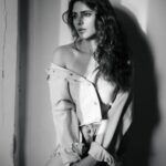 Onima Kashyap Instagram - She sees in black n white, thinks in Greys but loves in colour.. Shot @iamtauseefs #portraits #portraitphotography #photoshoot #photooftheday #monochromephotography #monochromatic #bollywood #actor #actoress #bollywoodactress