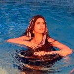 Onima Kashyap Instagram - A little bit of pool time with pineapple 🏊‍♀️🤭☺️@crevixa @sonymusicindia #praise #bts #sonymusic #musicvideo #instapic #instagood #instamood #bollywood #glamour #actorslife #poolshot