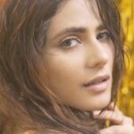 Onima Kashyap Instagram - praise shot by @crevixa #song #musicvideo #instareelsindia❤️ #sonymusic #instagood #onimakashyap #musicvideo #creativeideas #creativevideo #fashionshoot #goldenlove #insta #sonymusicindia @sonymusicindia @rishallyours @yawarmuzic @moitmusik @aamirkunwar @artisttaan