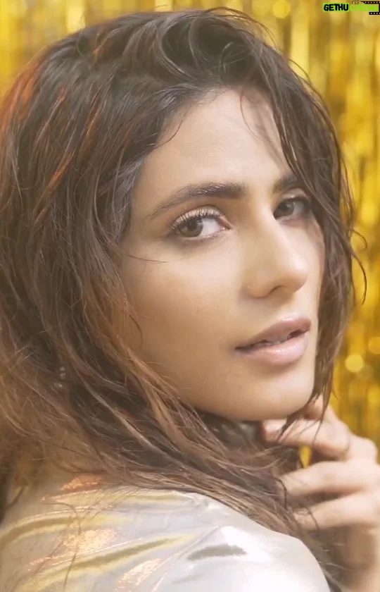 Onima Kashyap Instagram - praise shot by @crevixa #song #musicvideo #instareelsindia❤️ #sonymusic #instagood #onimakashyap #musicvideo #creativeideas #creativevideo #fashionshoot #goldenlove #insta #sonymusicindia @sonymusicindia @rishallyours @yawarmuzic @moitmusik @aamirkunwar @artisttaan