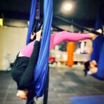Onima Kashyap Instagram – Bring a lil levity in your life 🕊
@aerfitness_swats6 
@thefundamentalsofsports_mumbai 
#aerialyoga #aerial #yoga #yogagirl  #yogapractice #yogainspiration #yogaeveryday #workout