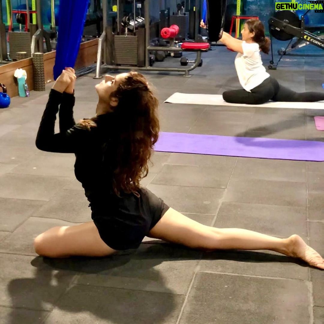 Onima Kashyap Instagram - Sometimes you have to just let go 🤗. #levitating #aerialyoga @thefundamentalsofsports_mumbai #yogapractice #yoga #yogagirl #yogainspiration #workout