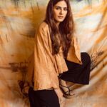Onima Kashyap Instagram - Styled by: @styleitupbyaashna Shot by: @nikhil.p.sawant Outfit: @trenbee_ Earrings: @fashionjewellery_21 HMU: @amuthevar @shribhalerao @richcreates27 @beautylanebysejalbajaj #photography #beige #gold #instagood #instapic
