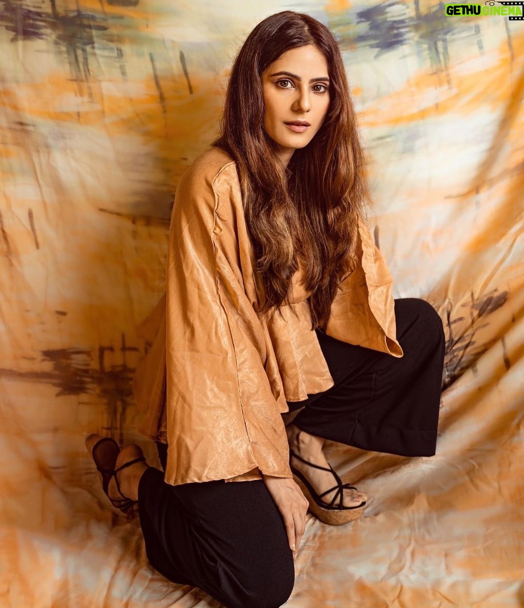 Onima Kashyap Instagram - Styled by: @styleitupbyaashna Shot by: @nikhil.p.sawant Outfit: @trenbee_ Earrings: @fashionjewellery_21 HMU: @amuthevar @shribhalerao @richcreates27 @beautylanebysejalbajaj #photography #beige #gold #instagood #instapic