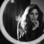 Onima Kashyap Instagram - Life is like a mirror. Smile at it and it smiles back at you 😊 #monochromatic #monochromephotography #mirrormirror #mirrormirroronthewall #photooftheday #instablackandwhite