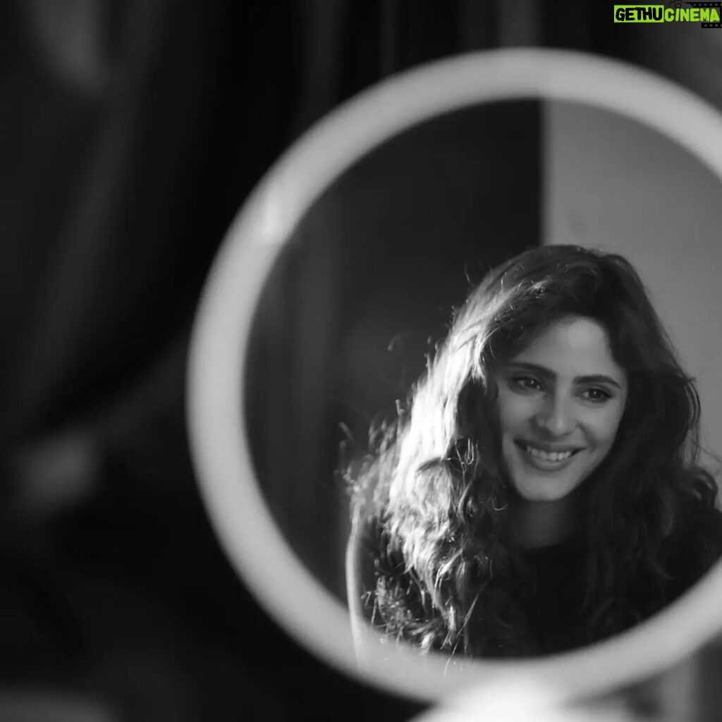 Onima Kashyap Instagram - Life is like a mirror. Smile at it and it smiles back at you 😊 #monochromatic #monochromephotography #mirrormirror #mirrormirroronthewall #photooftheday #instablackandwhite
