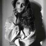 Onima Kashyap Instagram - She sees in black n white, thinks in Greys but loves in colour.. Shot @iamtauseefs #portraits #portraitphotography #photoshoot #photooftheday #monochromephotography #monochromatic #bollywood #actor #actoress #bollywoodactress