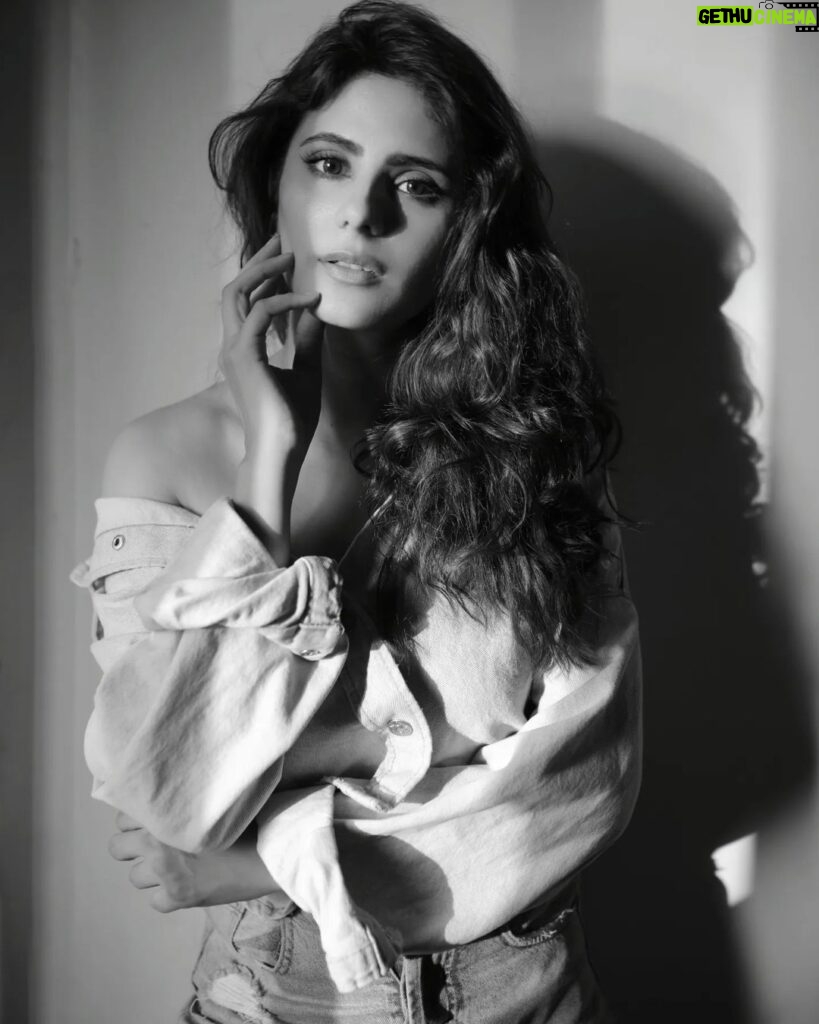 Onima Kashyap Instagram - She sees in black n white, thinks in Greys but loves in colour.. Shot @iamtauseefs #portraits #portraitphotography #photoshoot #photooftheday #monochromephotography #monochromatic #bollywood #actor #actoress #bollywoodactress