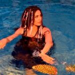 Onima Kashyap Instagram - A little bit of pool time with pineapple 🏊‍♀️🤭☺️@crevixa @sonymusicindia #praise #bts #sonymusic #musicvideo #instapic #instagood #instamood #bollywood #glamour #actorslife #poolshot