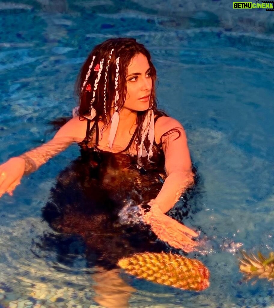 Onima Kashyap Instagram - A little bit of pool time with pineapple 🏊‍♀️🤭☺️@crevixa @sonymusicindia #praise #bts #sonymusic #musicvideo #instapic #instagood #instamood #bollywood #glamour #actorslife #poolshot