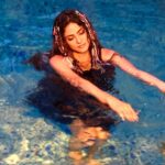 Onima Kashyap Instagram - A little bit of pool time with pineapple 🏊‍♀️🤭☺️@crevixa @sonymusicindia #praise #bts #sonymusic #musicvideo #instapic #instagood #instamood #bollywood #glamour #actorslife #poolshot
