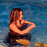 Onima Kashyap Instagram – A little bit of pool time with pineapple 🏊‍♀️🤭☺️@crevixa
@sonymusicindia 
#praise

#bts #sonymusic #musicvideo #instapic #instagood #instamood #bollywood #glamour #actorslife #poolshot