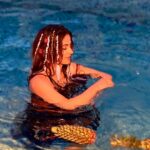 Onima Kashyap Instagram - A little bit of pool time with pineapple 🏊‍♀️🤭☺️@crevixa @sonymusicindia #praise #bts #sonymusic #musicvideo #instapic #instagood #instamood #bollywood #glamour #actorslife #poolshot