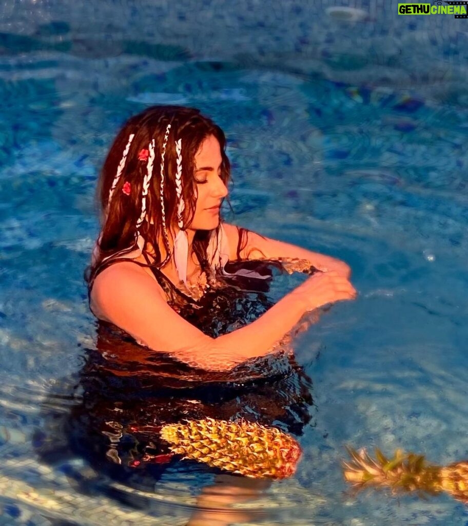 Onima Kashyap Instagram - A little bit of pool time with pineapple 🏊‍♀️🤭☺️@crevixa @sonymusicindia #praise #bts #sonymusic #musicvideo #instapic #instagood #instamood #bollywood #glamour #actorslife #poolshot