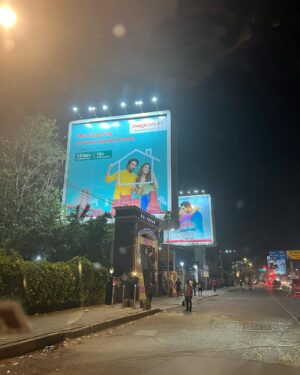 Onima Kashyap Instagram - Last night I was on my way and saw this and I was like ‘oh that’s me’ 😅
Magic brick says getway to your dream home .. for me magic bricks made my dream come true by working with India’s one of the finest actor … @ayushmannk 
@magicbricks_official 

#insta #mood #print #hoarding #ads #love #click